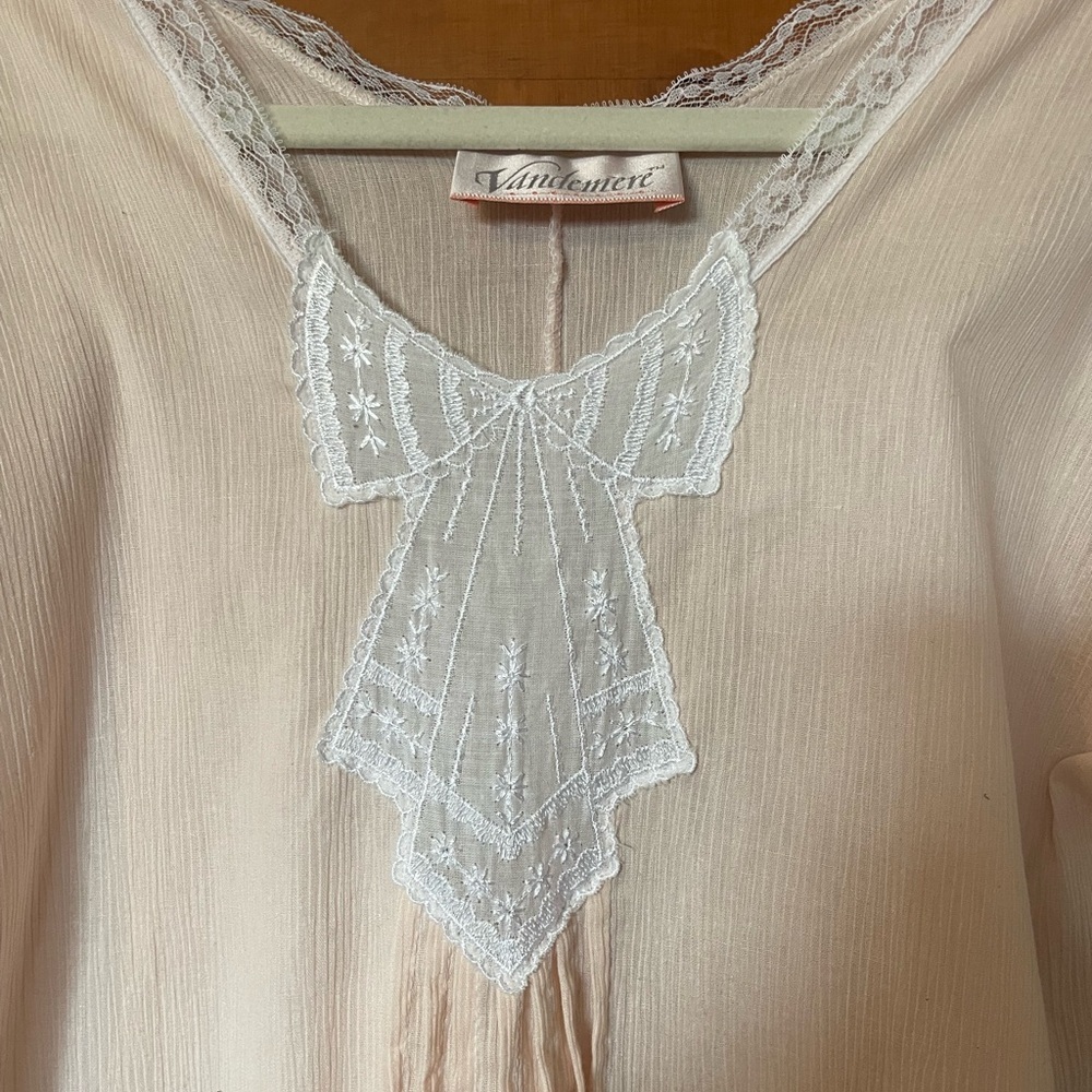 Elegant Vintage style Pink Nightgown with Lace Trim - Picture 2 of 5